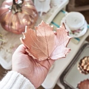 Leaf dish made of clay
